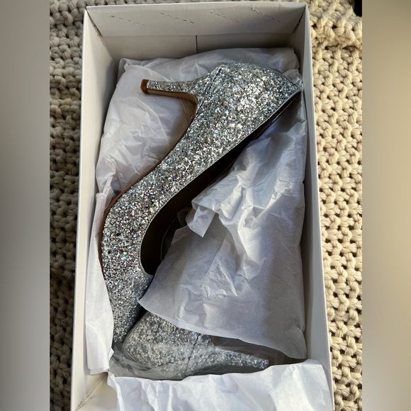 Ann Taylor Eryn Silver Glitter Kitten Heel Pump, Size 7 - Picture 2 of 11